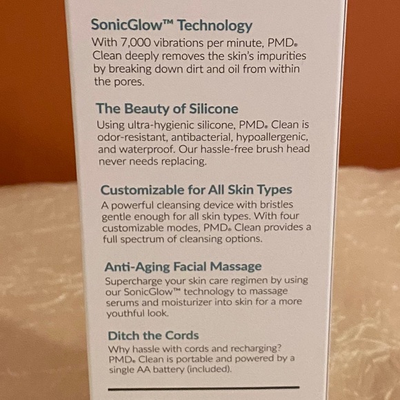 *NEW* PMD Clean Smart Facial Cleansing Device - Picture 5 of 10
